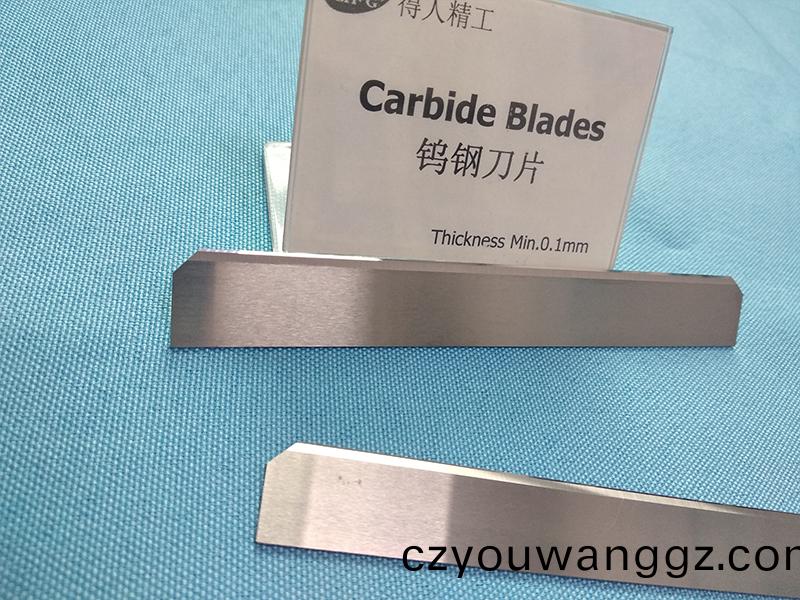 得(de)人分切刀、精密滾(gun)筩、電(dian)極(ji)闆(ban)、激光設(shè)(she)備零(ling)件，陶瓷(ci)壓輪(lun)、深(shen)圳(zhen)分(fen)切(qie)刀(dao)、定製(zhi)極(ji)耳切(qie)刀(dao)、不(bu)鏽鋼包膠滾筩(tong)等覈(he)心(xin)精(jing)密配件