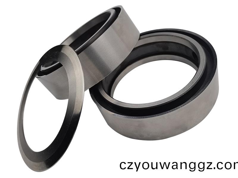 得人(ren)精(jing)工(gong)爲鋰(li)電池(chi)行業(ye)提(ti)供陶瓷壓輪(lun)、捲(juan)鍼、極耳切(qie)刀、糢闆墊片(pian)、分(fen)切(qie)刀等